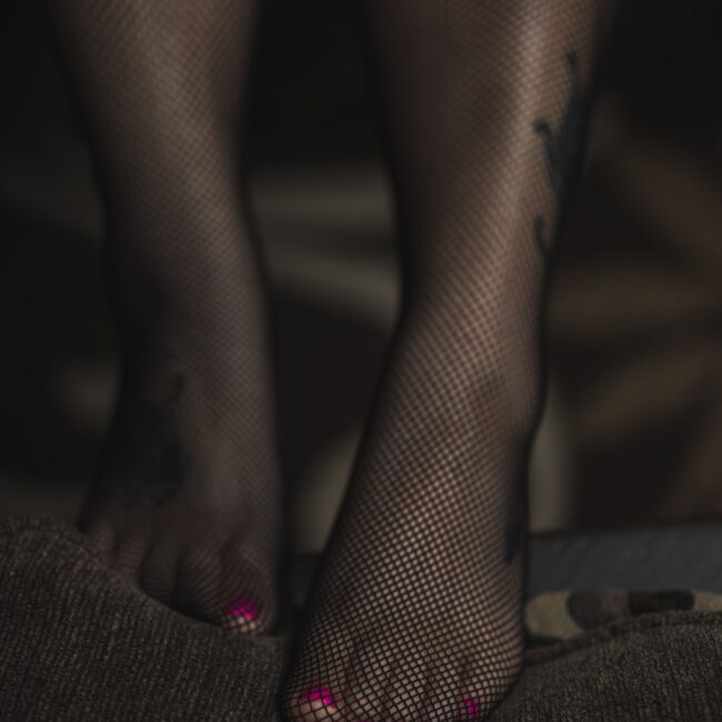 Découvrez la psychologie du foot worship et de l'adoration des pieds. Entrez dans le donjon de la Dominatrice Carolina et apprenez l'art de la soumission mentale.