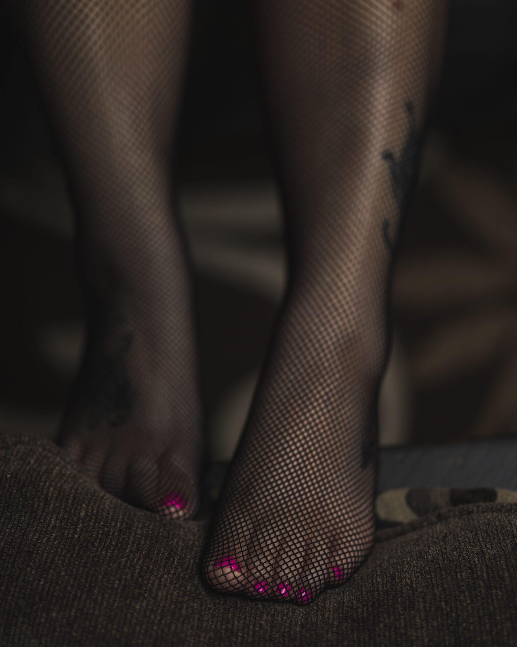Découvrez la psychologie du foot worship et de l'adoration des pieds. Entrez dans le donjon de la Dominatrice Carolina et apprenez l'art de la soumission mentale.