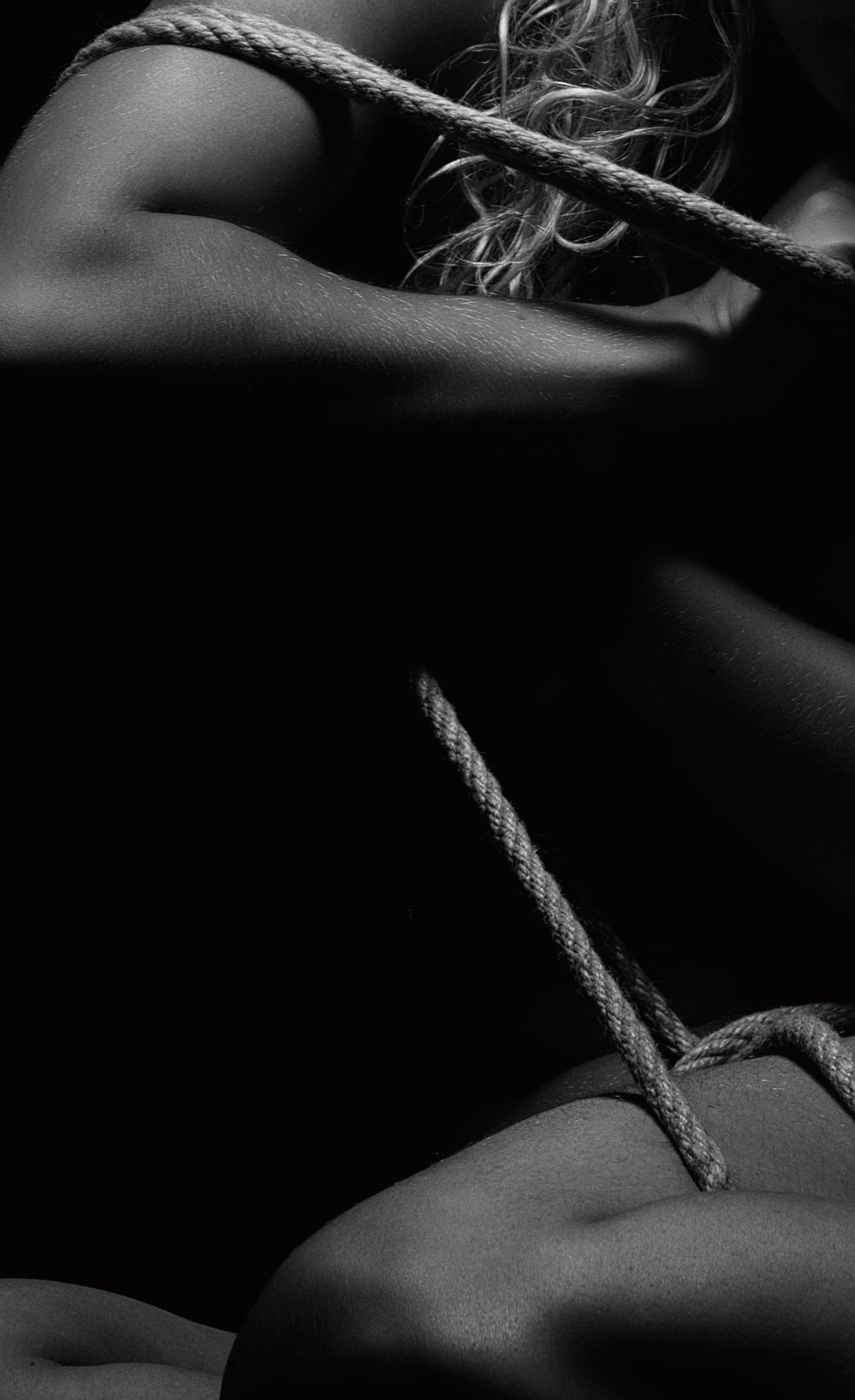 Découvrez l'art du bondage et de la privation sensorielle. Entrez dans mon univers de contrôle et de soumission absolue dans mon donjon privé.