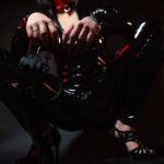 Je partage ma vision de la Dominatrice : une pratique fondée sur la confiance, le respect, la psychologie et l'art de la domination féminine.